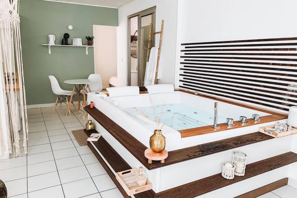 Nuit D'Exception - Loft Avec Jacuzzi Apartman Bordeaux Kültér fotó