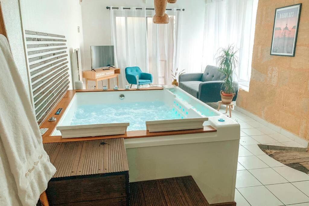 Nuit D'Exception - Loft Avec Jacuzzi Apartman Bordeaux Kültér fotó